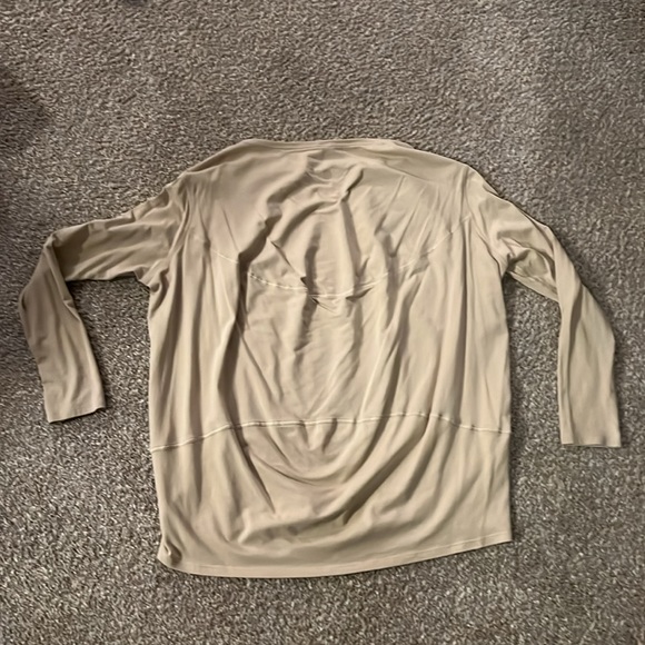 Lululemon top. 0 - Picture 4 of 7